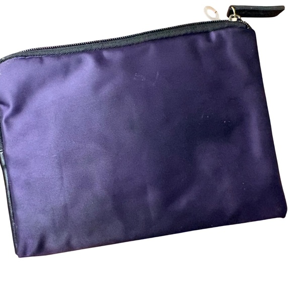 Tumi for Delta Airlines purple nylon toiletry/amenity zip pouch new - Picture 3 of 3